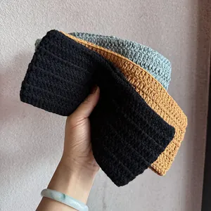 Handgestrickte Stirnbänder in Schwarz, Senfgelb und Hellblaugrau im Set
