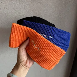 Elastische Strick-Stirnbänder in Orange, Blau und Schwarz mit 'me' Stickerei-Detail