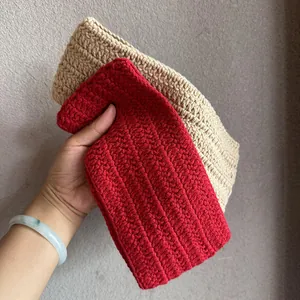Handgefertigtes Strickstirnband in Rot und Beige für winterliche Wärme und Stil