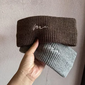Braune und graue Strickstirnbänder mit weißer Stickerei und elastischem Rippstrick