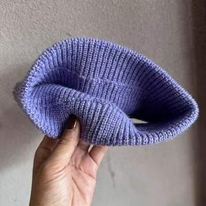 Detailansicht der lila gerippten Strickstruktur und elastischen Dicke des Stirnbands