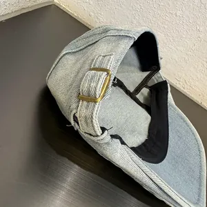 Dettaglio del cappello in denim azzurro con fibbia metallica regolabile vintage