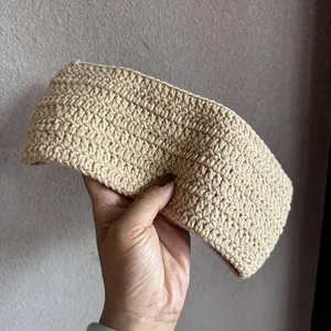 Nahaufnahme des beigen Strickstirnbands mit detaillierter handgefertigter Webstruktur