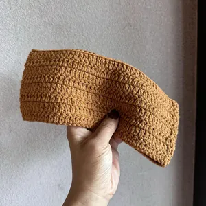 Nahaufnahme des Stirnbands in Karamell mit weicher handgefertigter Strickstruktur und Breite