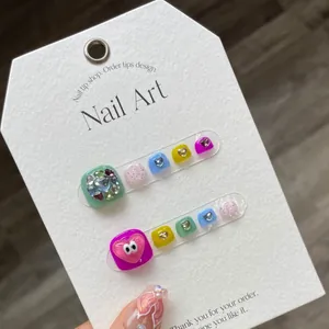 Faux ongles d'orteils faits main aux couleurs bonbon avec yeux cartoon et cœurs 3D