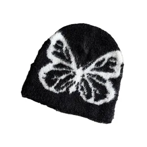 Süße schwarze Beanie aus Kunstnerz mit großem weißem Schmetterlingsmuster