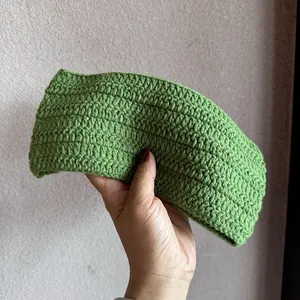 Detailansicht des grasgrünen handgestrickten Stirnbands mit Rautenmuster Textur