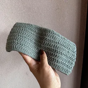 Makroaufnahme der Salbeigrünen handgestrickten Textur und des weichen Wollgarns
