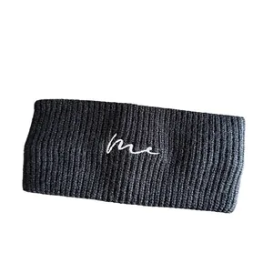 Schwarzes gestricktes Sport-Stirnband mit weißem Besticktes me-Schriftzug auf weißem Grund