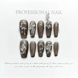 Doorschijnende grijze French press-on nagels met zilveren glitters, strass en sterbedels