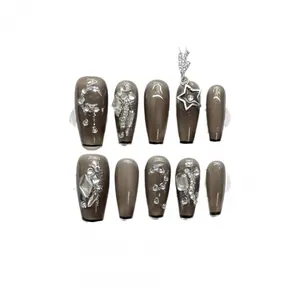 Rookgrijs doorschijnende nepnagels met zilveren steentjes en sterbedeltjes