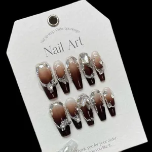 Faux ongles dégradés marron faits main avec nœuds argentés et strass de luxe