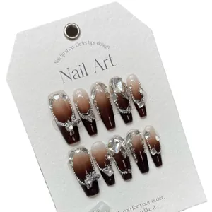 Faux ongles faits main forme cercueil avec dégradé sombre, chaînes et papillons