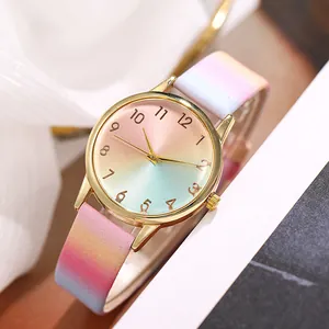 Gros plan sur le cadran dégradé macaron avec boîtier doré et bracelet en cuir coloré
