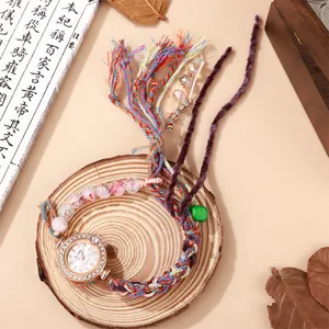 Détail de la montre bracelet bohème avec lunette en cristal et perles colorées