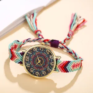 Detail der Boho-Uhr mit Mandala-Zifferblatt und buntem geflochtenem Seilarmband