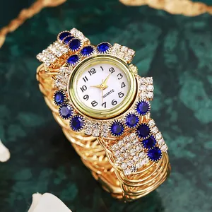 Nahaufnahme der Vintage Schmuckuhr in Gold mit blauen Steinen und Armband-Design