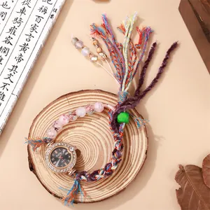 Détail d'une montre de style bohème avec cadran doré rose et perles à motifs floraux