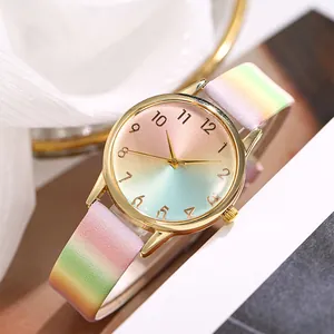 Gros plan d'une montre à quartz pour femme avec bracelet pastel et boîtier doré élégant