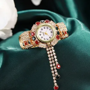 Detailansicht der goldenen Quarzuhr mit Strass-Quasten und bunten Edelsteinen