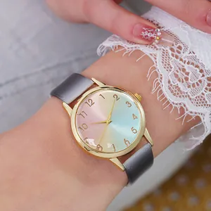 Détail d'une élégante montre à quartz pour femme avec cadran dégradé et bracelet en satin gris