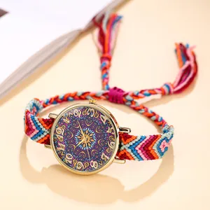 Detail eines bunten ethnischen Webarmbands mit Mandala-Muster und goldenem Zifferblatt