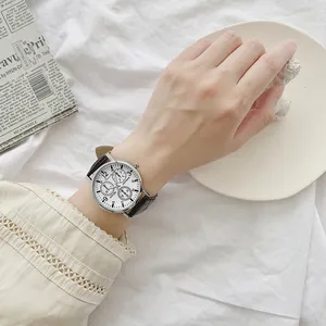 Gros plan d'une montre Geneva à quartz avec cadran blanc et bracelet en cuir noir