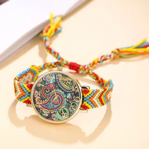 Detail einer böhmischen handgewebten Uhr mit Paisley-Muster und buntem Armband