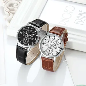Détail du coffret de montres à quartz Geneva avec bracelets en cuir crocodile noir et marron
