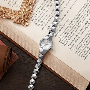Montre à quartz argentée pour femme avec cadran polygonal et bracelet géométrique chic
