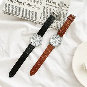 Détail de montres à quartz pour hommes avec bracelets en cuir gaufré noir et marron