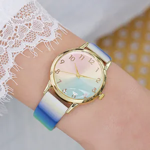 Détail du cadran dégradé arc-en-ciel et boîtier doré de cette montre quartz femme