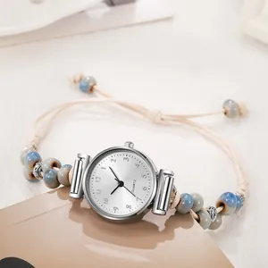 Primer plano de reloj de cuarzo bohemio con cuentas de cerámica y correa tejida