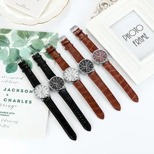 Lot de cinq montres à quartz pour hommes avec bracelets en cuir à motif crocodile