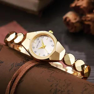 Vue détaillée du boîtier géométrique doré et du cadran en strass de la montre ourstart