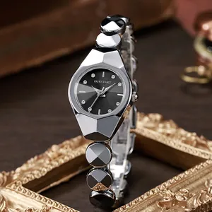 Gros plan de la montre quartz OURSTART pour femme avec boîtier argenté sur cadre vintage