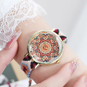 Nahaufnahme einer Bohemian-Quarzuhr mit Mandala-Zifferblatt und buntem Webarmband