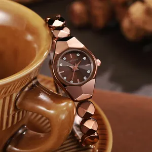 Détail macro de la montre OURSTART en or rose avec verre facetté et strass