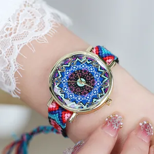 Nahaufnahme der Boho-Uhr mit Mandala-Zifferblatt und buntem geflochtenem Baumwollband