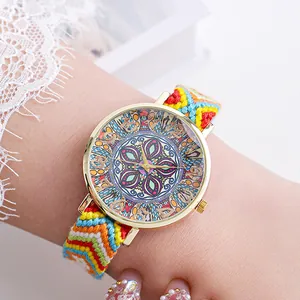 Makroansicht einer Boho-Mandala-Uhr mit buntem, handgefertigtem Webarmband für Damen