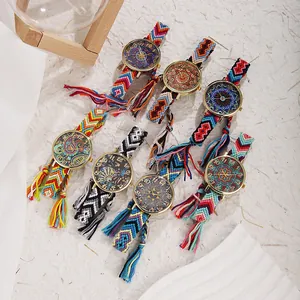 Boho-Uhren Set mit gewebten Armbändern im Ethno-Stil und bunten Quastendetails