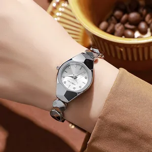 Détail d'une montre à quartz argentée avec boîtier géométrique et index en cristal