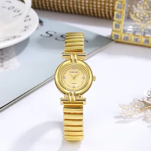 Gros plan d'une montre à quartz dorée de luxe pour femme avec bracelet flexible