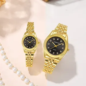 Dettaglio degli orologi di coppia dorati con lunette zigrinate e indici in diamanti