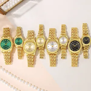 Dettaglio di orologi al quarzo dorati con accenti di diamante e quadranti colorati