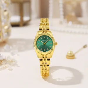 Dettaglio dell'orologio al quarzo di lusso con quadrante verde e cinturino oro