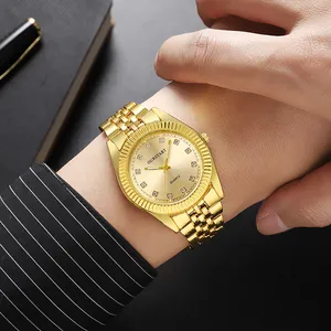 Primo piano di un orologio al quarzo dorato con lunetta zigrinata al polso in stile business