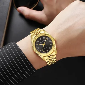 Dettaglio orologio al quarzo dorato da uomo con quadrante nero e indici in cristallo