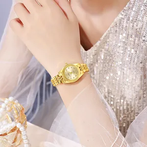 Dettaglio dell'orologio al quarzo dorato di lusso con indici in strass e lunetta zigrinata