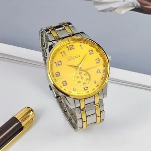 Gros plan détaillé d'une montre à quartz pour homme avec cadran doré et bracelet en acier